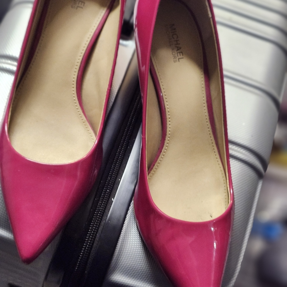 Michael Kors kitten pump in pink